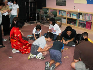 ナーダム in 但東町　シャガイ遊びの様子の写真